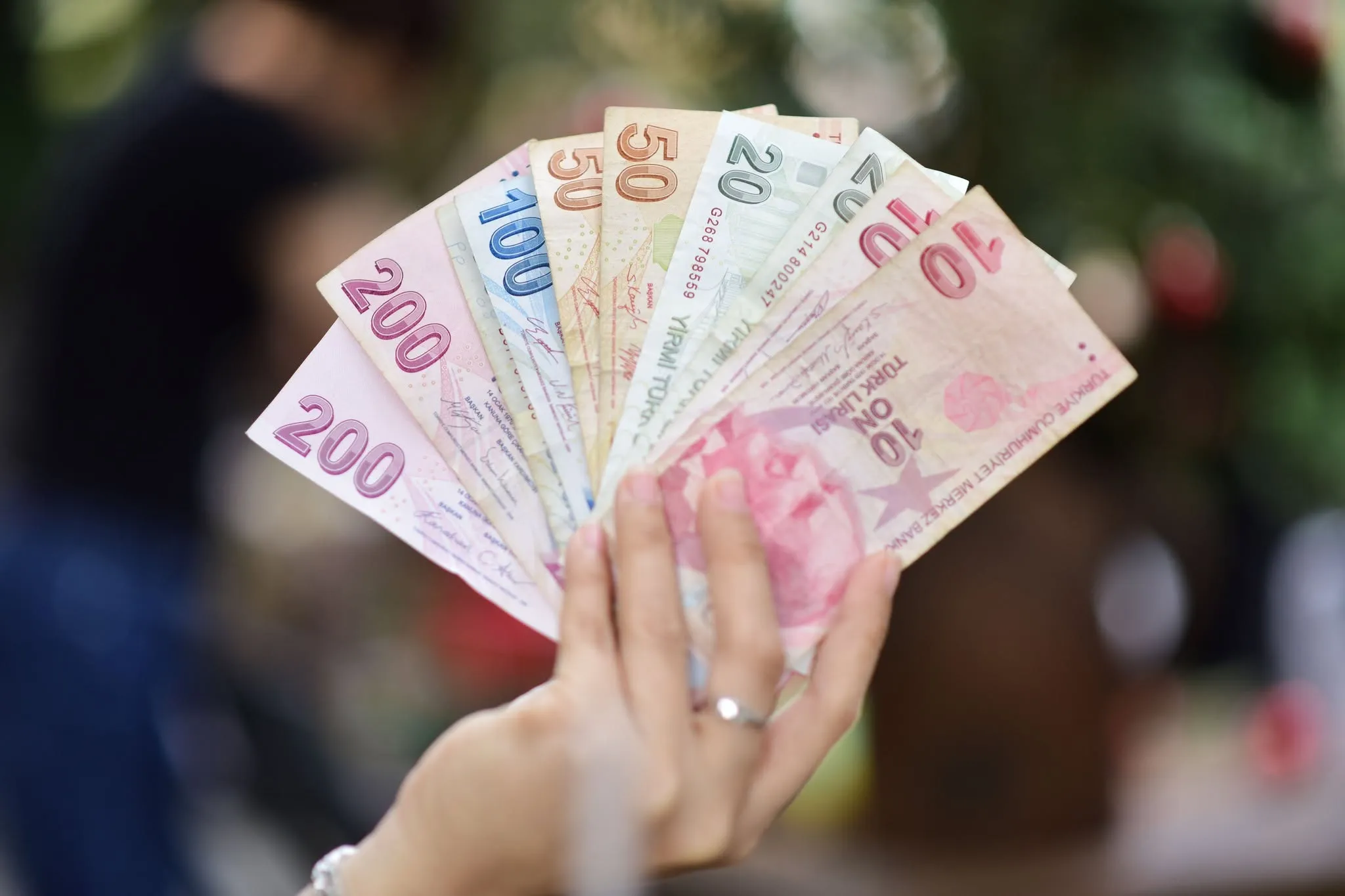 Inflasi dan Kejatuhan Lira: Bagaimana Rakyat Turkiye Menguruskan Simpanan Mereka?